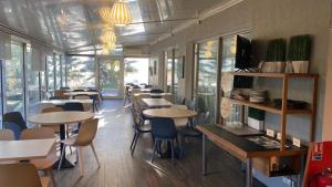 une rangée de tables et de chaises dans un restaurant dans l'établissement B&B HOTEL Montpellier Vendargues, à Saint-Aunès