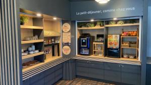 Kuchyň nebo kuchyňský kout v ubytování B&B HOTEL Montpellier Vendargues
