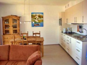 cocina y comedor con mesa y sofá en 4 Persoons Woning met Zwembad. Rustig gelegen., en Figueira e Barros