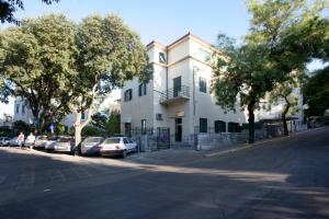 un edificio con coches aparcados al lado de una calle en Kamenita Apartment, en Split