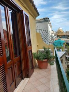 d'un balcon avec une porte et quelques plantes. dans l'établissement Dream House, à Positano