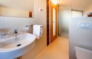 een witte badkamer met een wastafel en een spiegel bij Boutique Wrungel in Vrsar