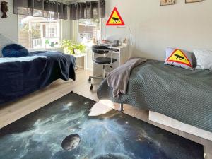 1 dormitorio con cama y alfombra de luna en Holiday home SJÖBO en Sjöbo