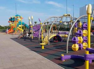 un parque infantil con toboganes y atracciones en Grand Apartement a Blanca Beach Sidi Rehal, en Sidi Rahal