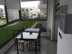 een eetkamer met een tafel en stoelen in een gebouw bij Grand Apartement a Blanca Beach Sidi Rehal in Sidi Rahal