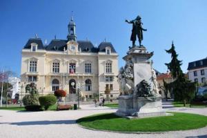 posąg człowieka przed budynkiem w obiekcie Le Zen -studio tout équipé- WIFI Fibre- centre ville avec parking w mieście Tarbes