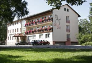 duży biały budynek z kwiatami na balkonie w obiekcie Gasthof Rössle w mieście Bad Dürrheim