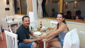een man en een vrouw aan een tafel bij Hotel Bebej Tradicional in Gjirokastër