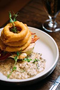 een bord eten met donuts op een tafel bij The Valley Hotel & Carriage Gardens in Fivemiletown