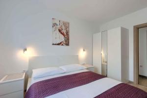 1 dormitorio con 1 cama y una pintura en la pared en Apartment in Premantura/Istrien 33043, en Premantura