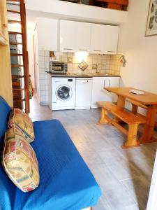 Kuchyňa alebo kuchynka v ubytovaní CORALLINES Agréable petite villa 2 pièces mezzanine Mt St Martin Cap d'Agde + 3 fotografie