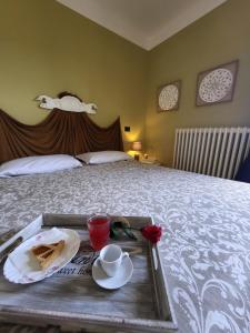 サン・クイーリコ・ドルチャにあるPalazzetto del Pittoreのトレイ(サンドイッチ、ベッドの上のコーヒー付)
