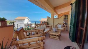 - un balcon avec des chaises et une table donnant sur l'océan dans l'établissement Il Sogno Loft Indipendente, à Crotone
