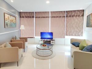 Televiisor ja/või meelelahutuskeskus majutusasutuses Vortex Suites Free Wi-Fi KL Tower View 中文房东