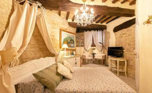 Schlafzimmer mit einem Bett und einem Kronleuchter in der Unterkunft Residenza Teatro Antico in Todi