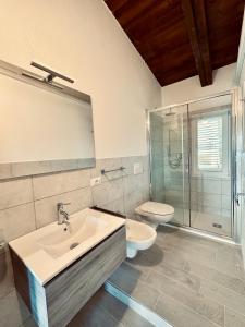 イーゾラ・ロッサにあるL'Approdo Apartmentsのバスルーム(洗面台、トイレ、シャワー付)
