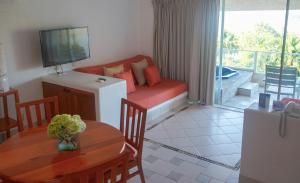 sala de estar con sofá y mesa en Pacifica Resort Ixtapa en Ixtapa