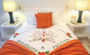 una cama con adornos de Navidad en ella con dos lámparas en Pacifica Resort Ixtapa en Ixtapa