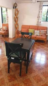 ein Wohnzimmer mit einem schwarzen Couchtisch und einem Sofa in der Unterkunft Riva D Etruschi Seychelles in Bel Ombre