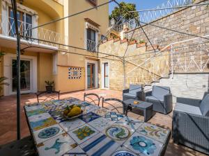un patio con una mesa con un bol de fruta. en Villa Faraglioni 3 Bedrooms with Seaview en Sorrento
