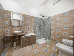 y baño con lavabo y ducha. en Villa Faraglioni 3 Bedrooms with Seaview en Sorrento