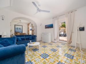 索倫托的住宿－Villa Faraglioni 3 Bedrooms with Seaview，客厅配有蓝色的沙发和桌子