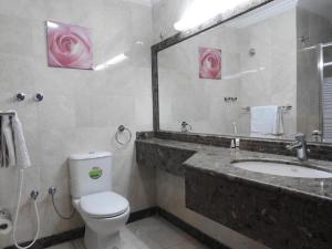 Et badeværelse på فندق مسارات المشاعر + 41 billeder