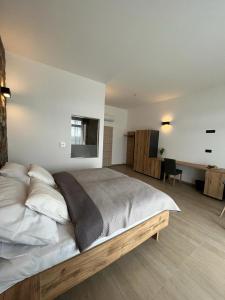 1 dormitorio con 1 cama grande y sala de estar en Johannesberg, en Zaječí