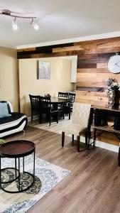 ein Wohnzimmer mit einem Klavier und einem Tisch in der Unterkunft Trinity One Apartments - Industrial Luxury in Jackson