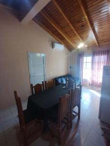 - une salle à manger avec une table, des chaises et un canapé dans l'établissement Casa Román Martínez, à San Rafael
