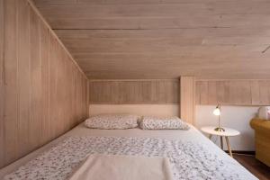 - une chambre avec un grand lit dans l'établissement Modernes Apartment zum Wohlfühlen, à Kolbermoor