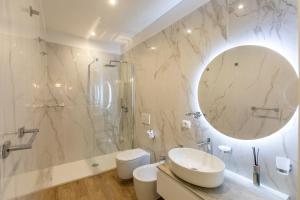 O baie la Elegantia Luxury Rooms +103 fotografii