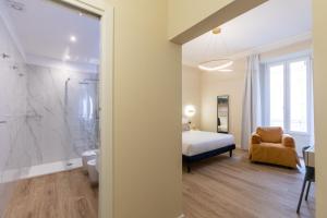 1 Schlafzimmer mit einem Bett und einem Bad in der Unterkunft Elegantia Luxury Rooms in Rom