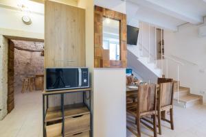 a kitchen and dining room with a microwave on a table at Ca' Del Jago Sole Luna apartment in Negrar