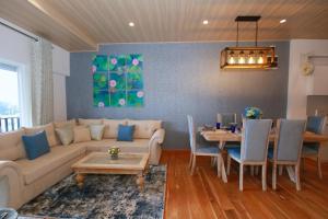 - un salon avec un canapé et une salle à manger dans l'établissement Knightsbridge Grand Apartment, à Nuwara Eliya