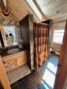 een badkamer met een wastafel en een douche in een huis bij Deepwater Lodge Chicaugon Lake! 