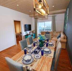 comedor y sala de estar con mesa y sillas en Knightsbridge Grand Apartment en Nuwara Eliya