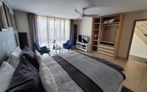 Postel nebo postele na pokoji v ubytování Chambre deluxe au 2ème étage, chambre double au 4ème étage NOT A HÔTEL