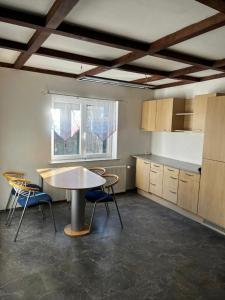 eine Küche mit einem Tisch und Stühlen im Zimmer in der Unterkunft FeWo Teusch Top 6 in Arnoldstein