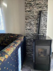 ein Wohnzimmer mit einem Kamin und einem Sofa in der Unterkunft FeWo Teusch Top 6 in Arnoldstein