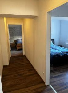 Zimmer mit einem Schlafzimmer mit einem Bett und einem Spiegel in der Unterkunft FeWo Teusch Top 6 in Arnoldstein