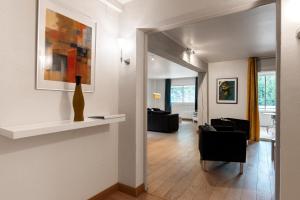 uma sala de estar com um sofá e um vaso numa prateleira em Appartement Aloa em Carcassonne