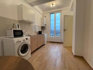 a kitchen with a washing machine and a microwave at NEW Central nr5 Self Checkin OldCity Center Paid Parking with Lift in Timişoara