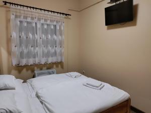 Una cama o camas en una habitación de Damjanich apartman