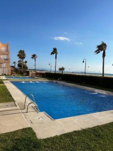 Bazén v ubytování Apartamento Los Lances en Primera línea de playa con piscina nebo v jeho okolí