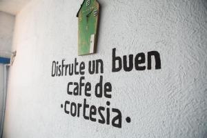 a sign on a wall that reads settle on buernce diecococo at HOTEL INTI in Boca del Río
