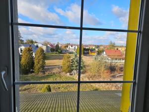 een uitzicht vanuit een raam van een stad bij Carpe Diem in Grzybowo