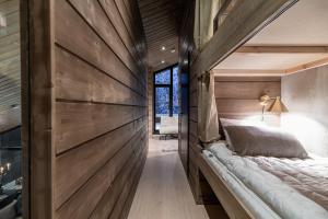 una camera da letto con una parete in legno e un letto. di Villa Laponia ad Äkäslompolo