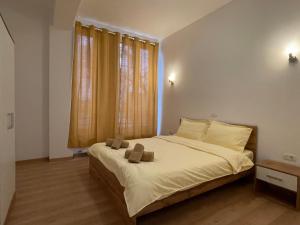 una camera da letto con un letto grande con due cuscini sopra di NEW Central nr6 Self Checkin OldCity Center Paid Parking with Lift a Timişoara