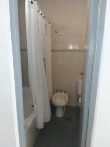 La Florentina في ميندوزا: حمام مع ستارة دش بيضاء ومرحاض